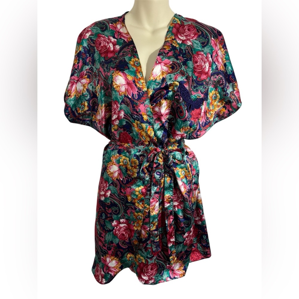 Beautiful vintage Floral Kimono Robe